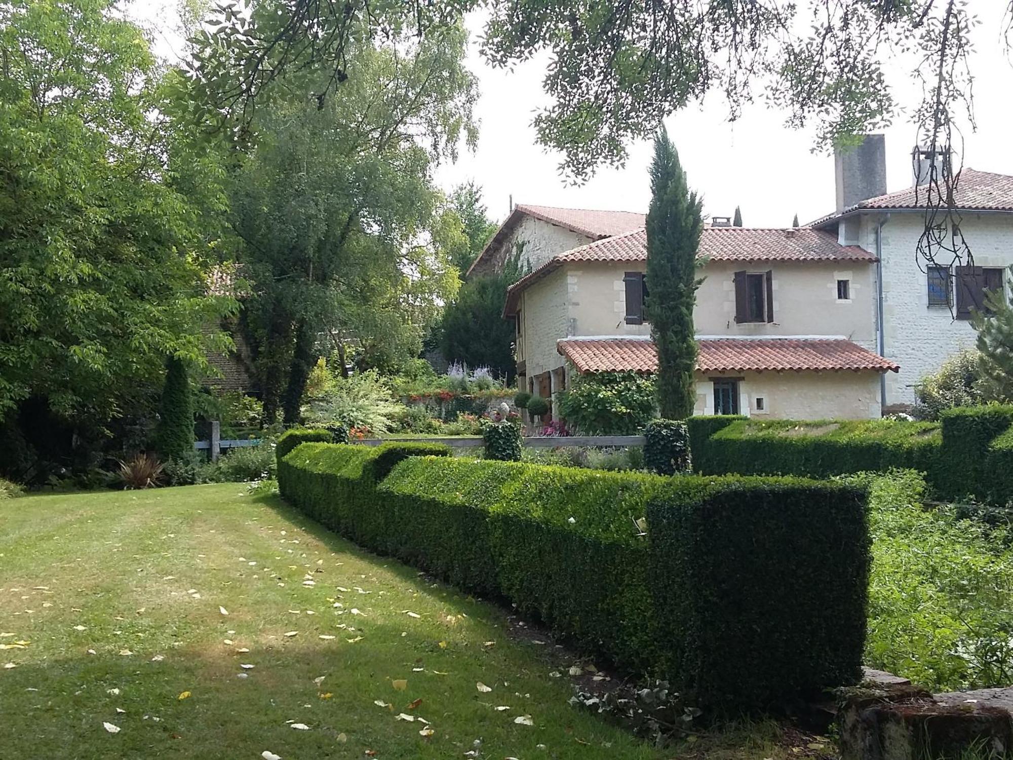 Moulin Rouhaud Hotel Montboyer Exterior photo