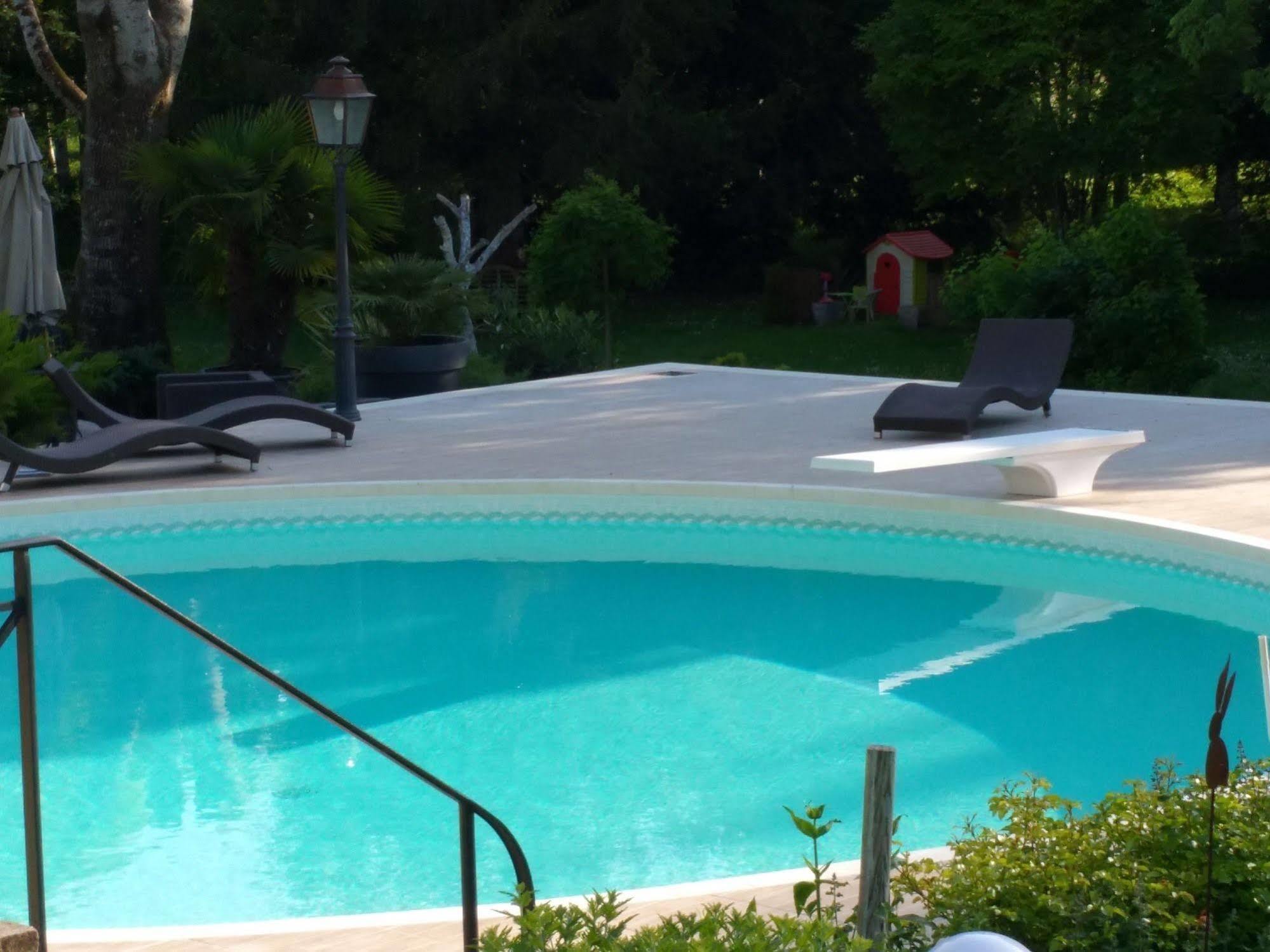 Moulin Rouhaud Hotel Montboyer Exterior photo