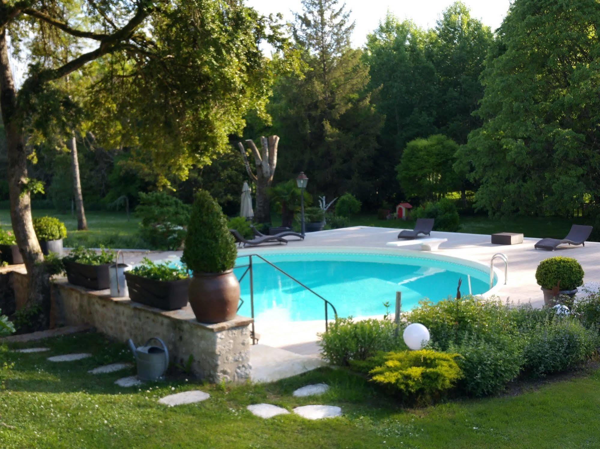 Moulin Rouhaud Hotel Montboyer Exterior photo